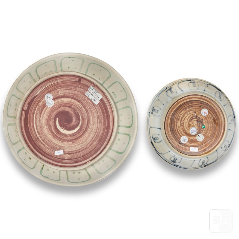 越南 約一五零零年 青花會安沉船鳥紋盤兩件 | TWO BLUE AND WHITE AND ENAMELLED HOI AN HOARD 'BIRD' DISHES - 图2
